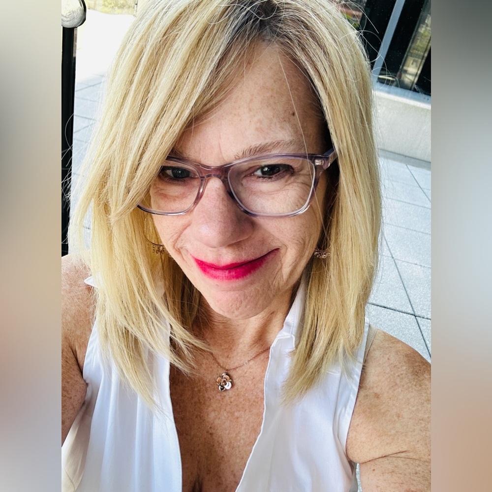 Meet Posh Ambassador, Sue. I l💜shows, sharing and shopping the unique closets!!